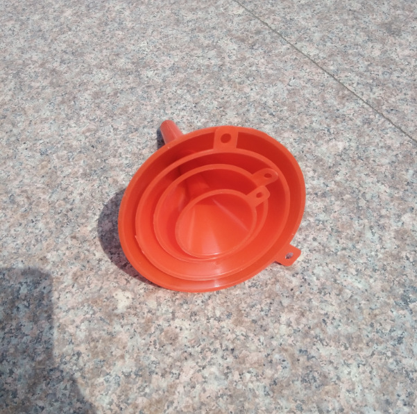 Pâlnie din plastic roșu pentru lichide, disponibilă în dimensiuni mari și mici, pentru ulei