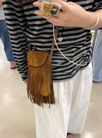 Ženska mala crossbody torba u denimu, u stilu pustinje, 2025, smeđa Maillard boho s resicama