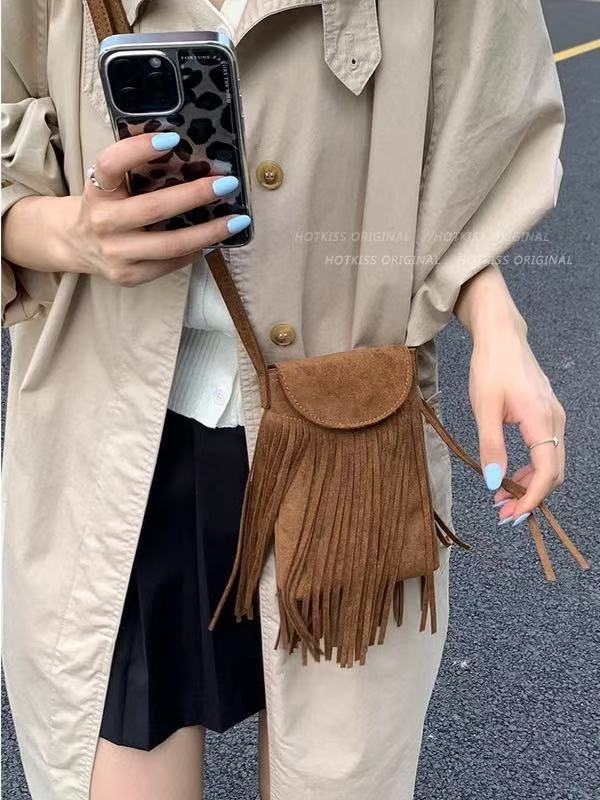 Ženska mala crossbody torba u denimu, u stilu pustinje, 2025, smeđa Maillard boho s resicama