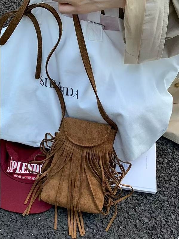 Ženska mala crossbody torba u denimu, u stilu pustinje, 2025, smeđa Maillard boho s resicama