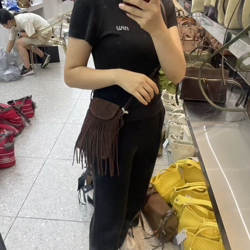Ženska mala crossbody torba u denimu, u stilu pustinje, 2025, smeđa Maillard boho s resicama