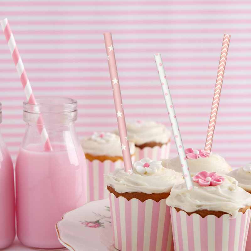 Ružićaste papirnate slamke jednokratne upotrebe, za napitke i dekoraciju stola uz tortama i desertima