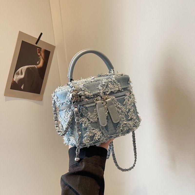 Ženska plava denim torba u retro stilu, nišna moda, proljeće 2025, crossbody torba s jednim remenom, kompaktni kvadratni dizajn