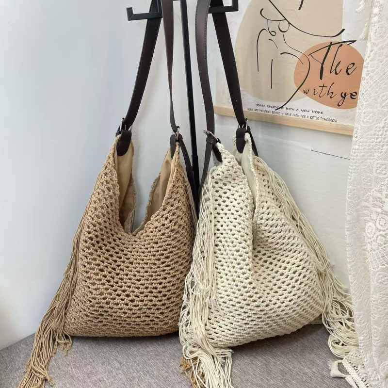 Moderna tote torba za odmor s resicama i prorezanim pletenjem, ručno izrađena ženska crossbody torba