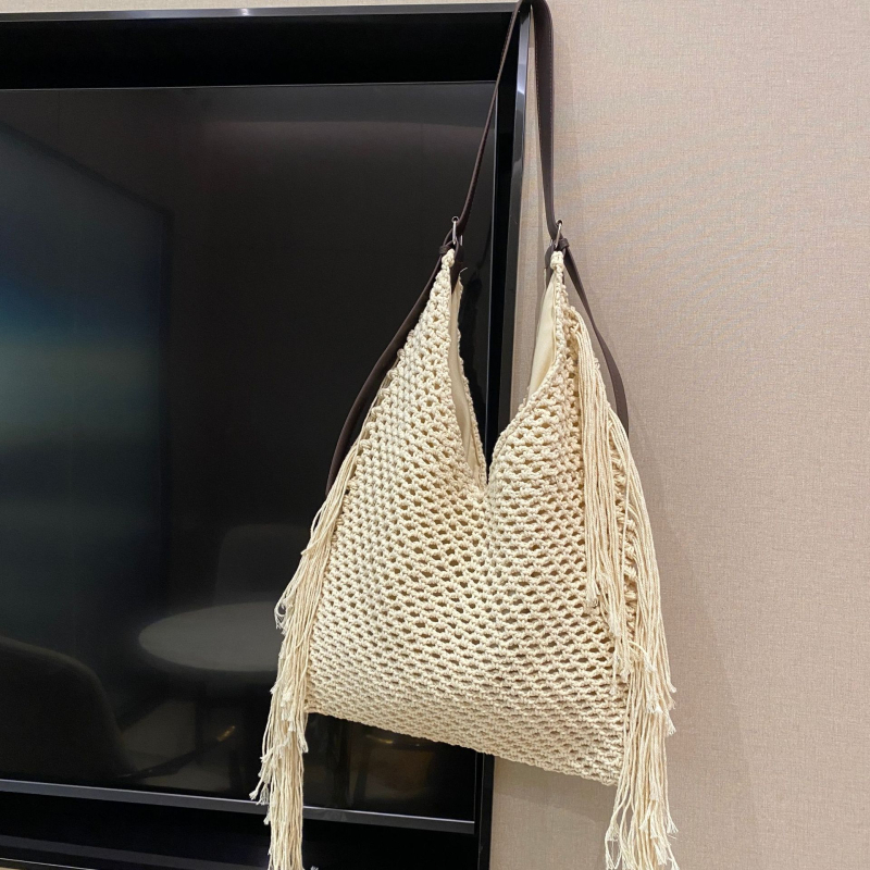 Moderna tote torba za odmor s resicama i prorezanim pletenjem, ručno izrađena ženska crossbody torba