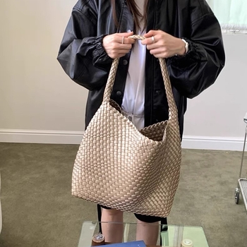 Ženska bucket torba velikog kapaciteta, s reljefom imitacije tkanja, ručna drška i jedna naramenica, elegantna svakodnevna tote