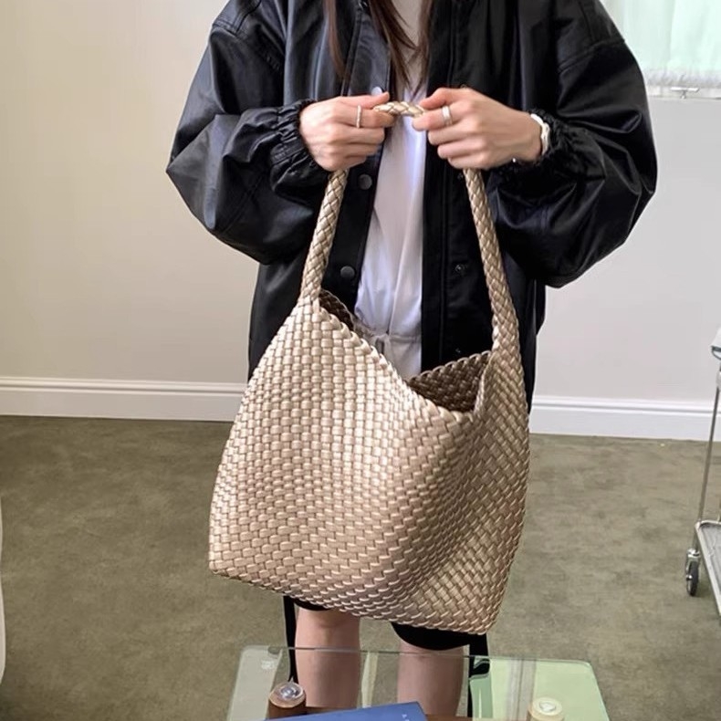 Ženska bucket torba velikog kapaciteta, s reljefom imitacije tkanja, ručna drška i jedna naramenica, elegantna svakodnevna tote