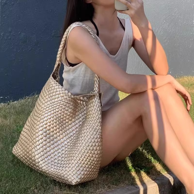 Ženska bucket torba velikog kapaciteta, s reljefom imitacije tkanja, ručna drška i jedna naramenica, elegantna svakodnevna tote