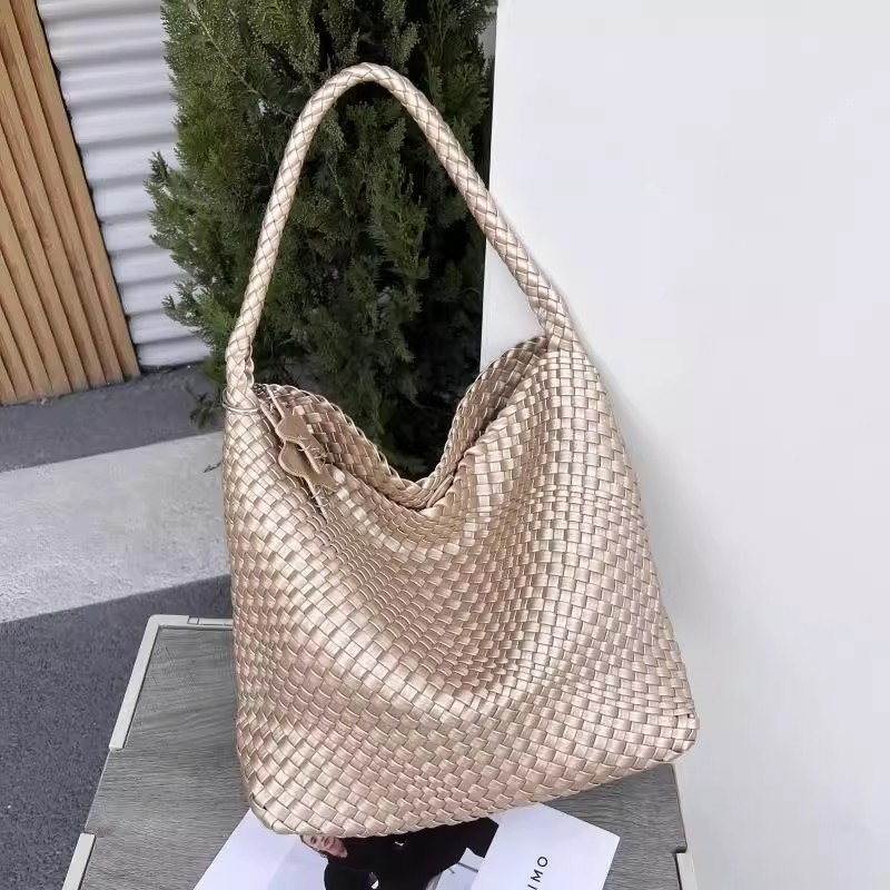 Ženska bucket torba velikog kapaciteta, s reljefom imitacije tkanja, ručna drška i jedna naramenica, elegantna svakodnevna tote