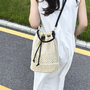 Ženska torba velikog kapaciteta od pletene slame, crossbody, koš-stil, ljeto 2025