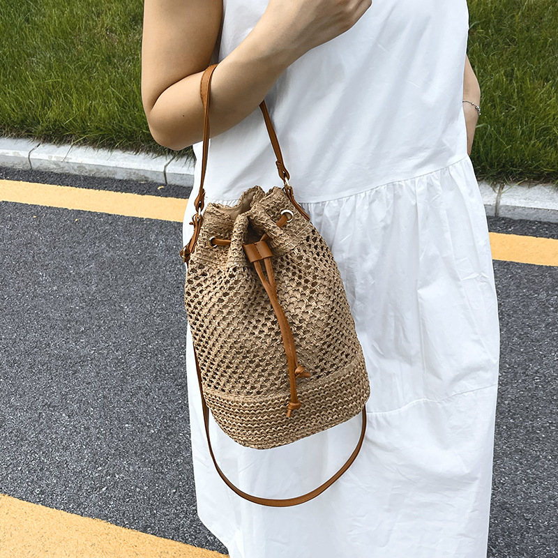 Ženska torba velikog kapaciteta od pletene slame, crossbody, koš-stil, ljeto 2025