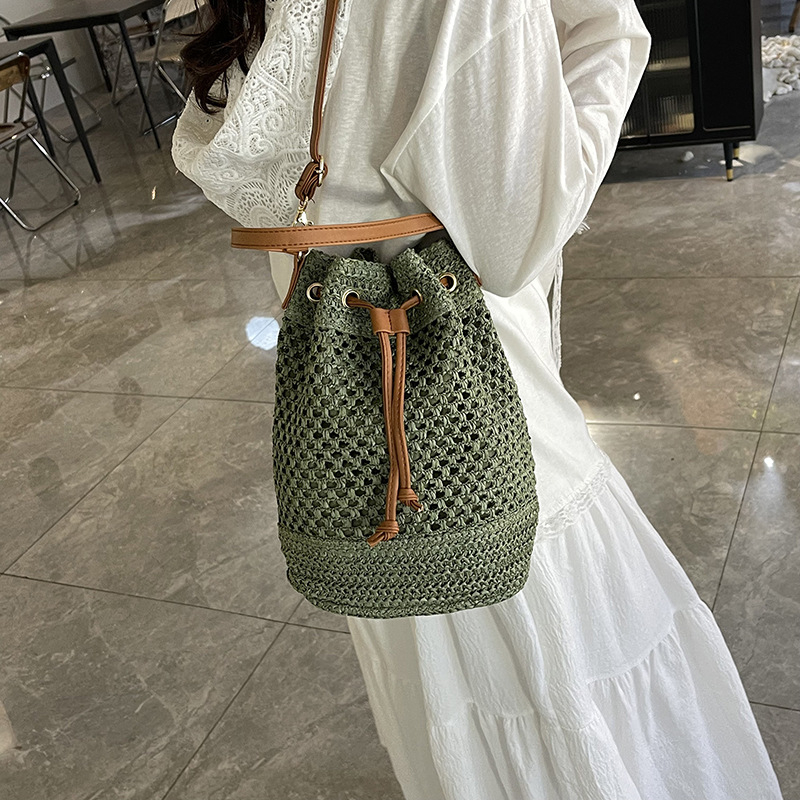 Ženska torba velikog kapaciteta od pletene slame, crossbody, koš-stil, ljeto 2025