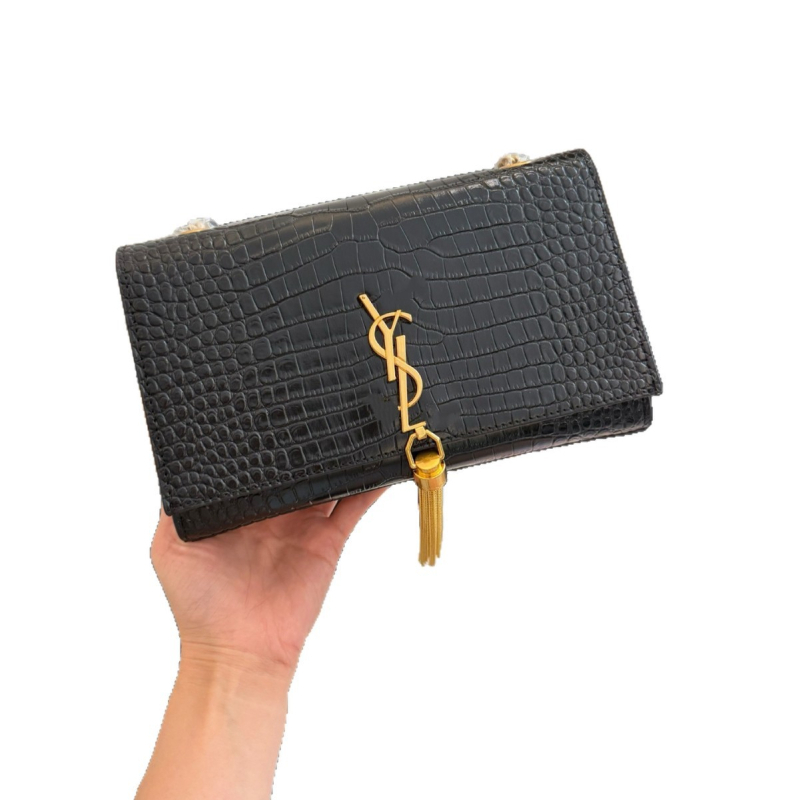 Mala kvadratna torbica od prave kože s jednim naramenicom, krokodilski uzorak, resica, dizajn u stilu envelope, crossbody
