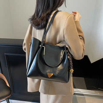 Ženska tote torba velike kapacitete — moderan, minimalistički retro stil, svestrana za nošenje preko ramena ili crossbody.