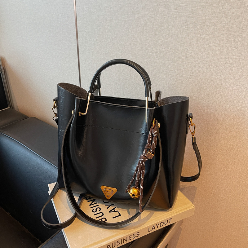 Ženska tote torba velike kapacitete — moderan, minimalistički retro stil, svestrana za nošenje preko ramena ili crossbody.