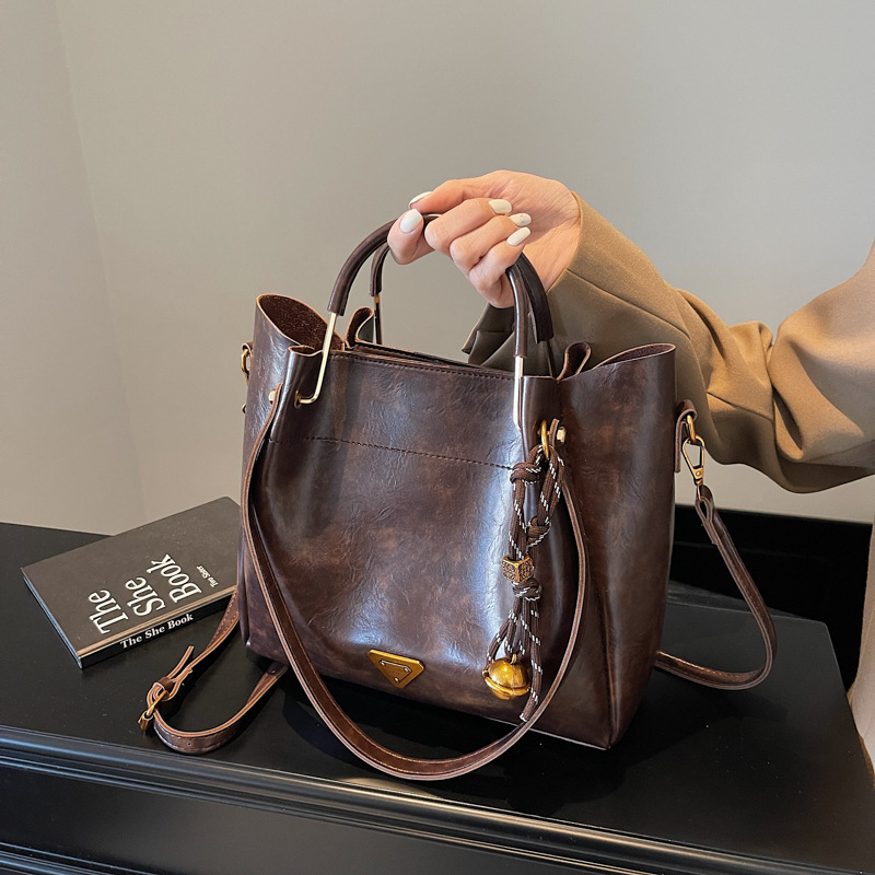Ženska tote torba velike kapacitete — moderan, minimalistički retro stil, svestrana za nošenje preko ramena ili crossbody.