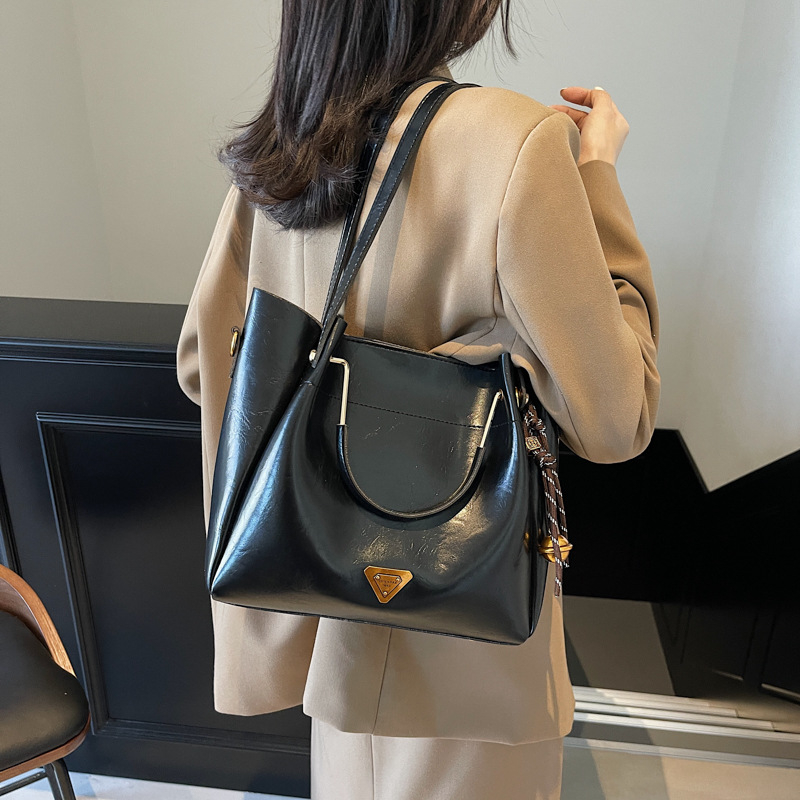 Ženska tote torba velike kapacitete — moderan, minimalistički retro stil, svestrana za nošenje preko ramena ili crossbody.
