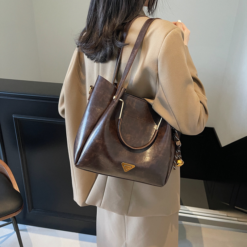 Ženska tote torba velike kapacitete — moderan, minimalistički retro stil, svestrana za nošenje preko ramena ili crossbody.