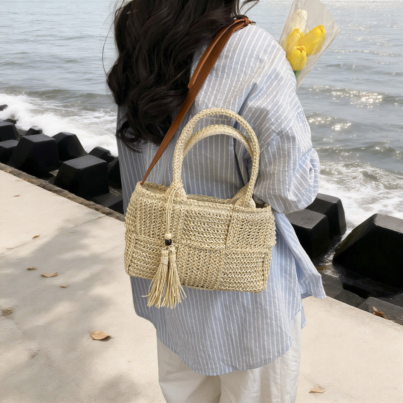 Nova pletena slamnata torba s privjeskom i resicama, preko ramena ili crossbody, plažna torba za žene