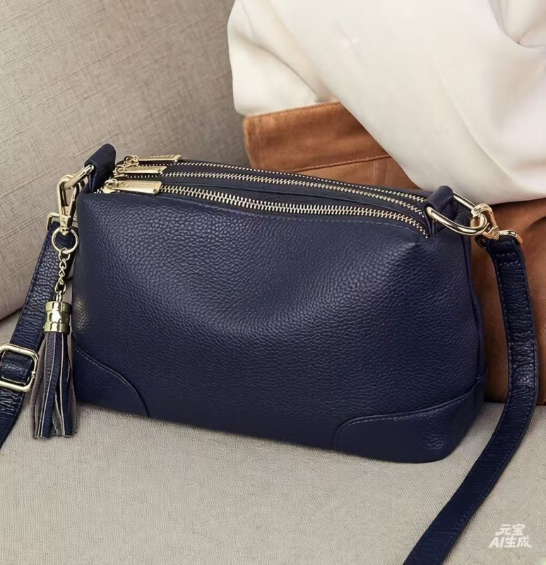 Ženska mala kožna crossbody torba, s više zipova i pretinaca, pompon, preko ramena