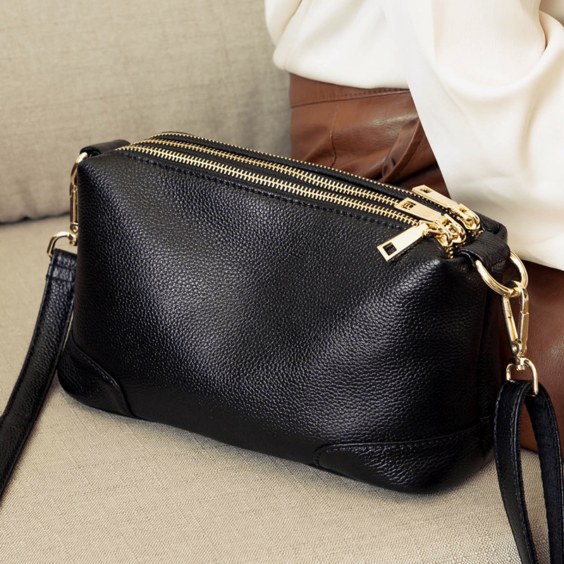 Ženska mala kožna crossbody torba, s više zipova i pretinaca, pompon, preko ramena