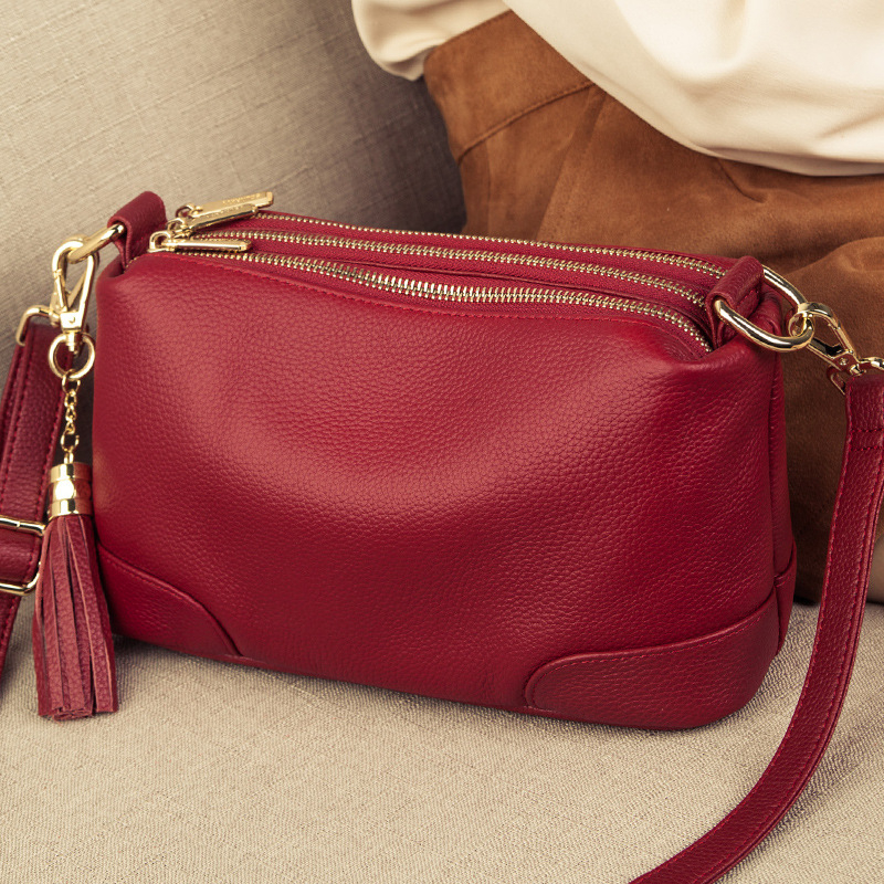 Ženska mala kožna crossbody torba, s više zipova i pretinaca, pompon, preko ramena