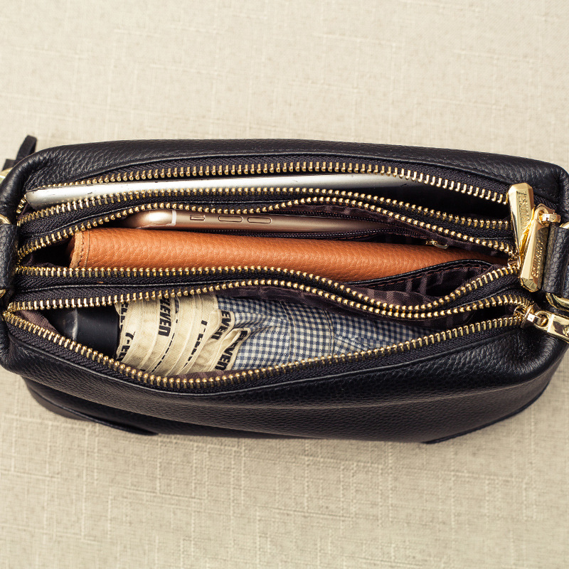 Ženska mala kožna crossbody torba, s više zipova i pretinaca, pompon, preko ramena