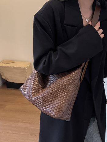 Ženska retro meka tote torba za rame, novi model 2025, casual i svestrana, s teksturiranom površinom i velikim kapacitetom