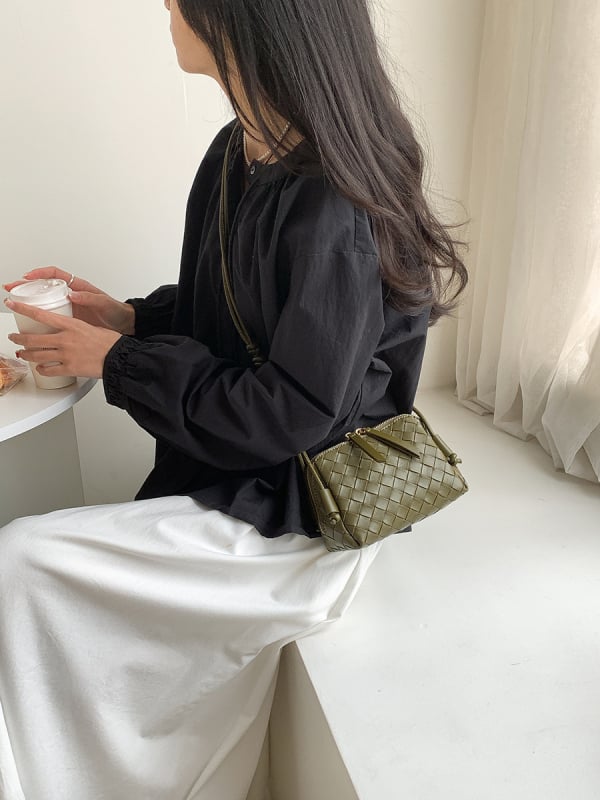 Korejski stil, mala svježa ženska torbica, nišna kolekcija, proljeće–ljeto 2025, mekana pletene površina, crossbody torbica preko ramena, oblik školjke