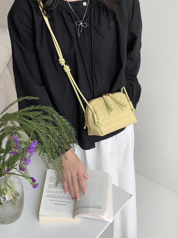 Korejski stil, mala svježa ženska torbica, nišna kolekcija, proljeće–ljeto 2025, mekana pletene površina, crossbody torbica preko ramena, oblik školjke
