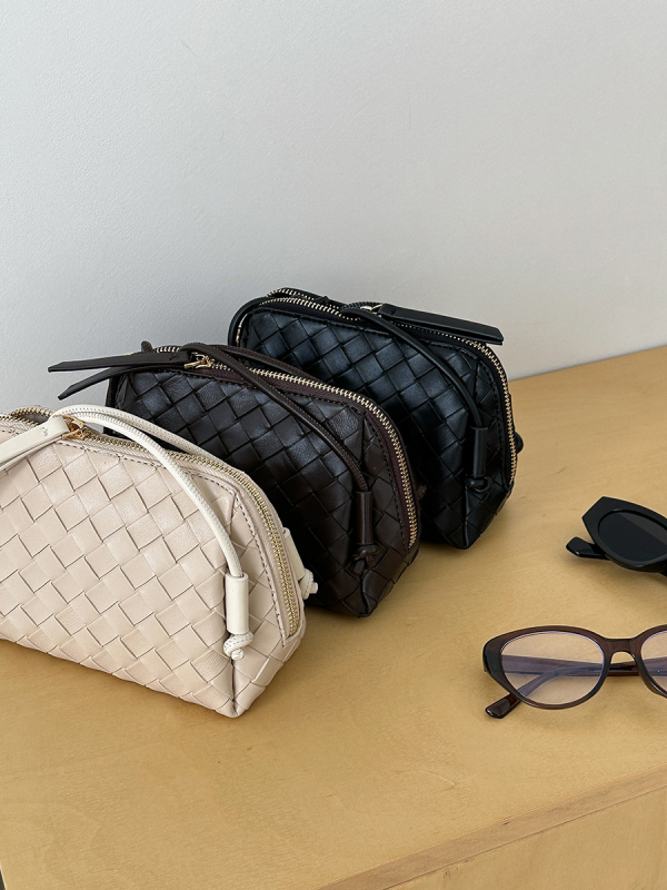 Korejski stil, mala svježa ženska torbica, nišna kolekcija, proljeće–ljeto 2025, mekana pletene površina, crossbody torbica preko ramena, oblik školjke