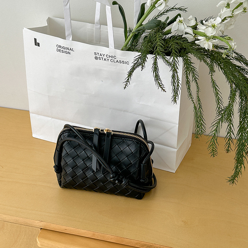 Korejski stil, mala svježa ženska torbica, nišna kolekcija, proljeće–ljeto 2025, mekana pletene površina, crossbody torbica preko ramena, oblik školjke