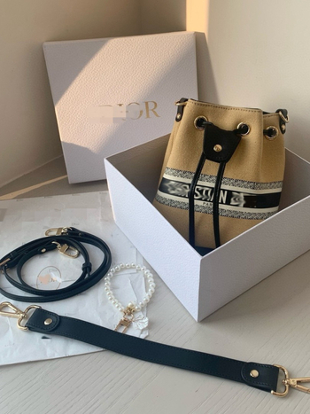 Bucket torba od kanvas materijala D brand, nosenje ručno, na rame ili crossbody, urbana jednostavnost, uključena poklon kutija