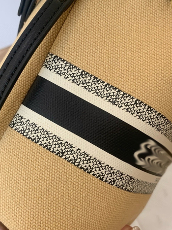 Bucket torba od kanvas materijala D brand, nosenje ručno, na rame ili crossbody, urbana jednostavnost, uključena poklon kutija