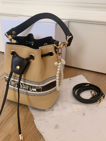 Bucket torba od kanvas materijala D brand, nosenje ručno, na rame ili crossbody, urbana jednostavnost, uključena poklon kutija