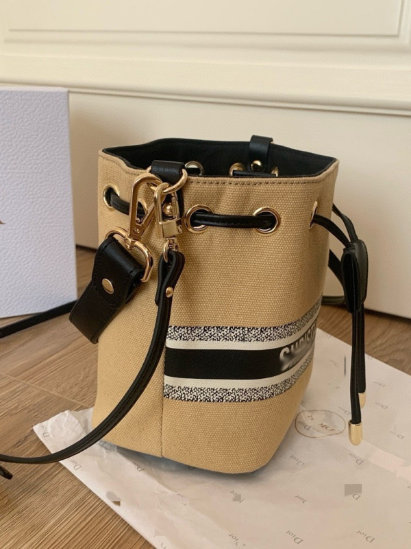 Bucket torba od kanvas materijala D brand, nosenje ručno, na rame ili crossbody, urbana jednostavnost, uključena poklon kutija