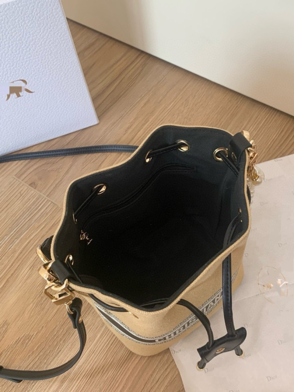 Bucket torba od kanvas materijala D brand, nosenje ručno, na rame ili crossbody, urbana jednostavnost, uključena poklon kutija