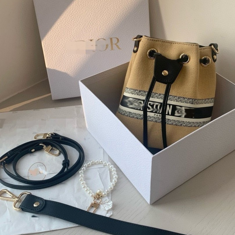 Bucket torba od kanvas materijala D brand, nosenje ručno, na rame ili crossbody, urbana jednostavnost, uključena poklon kutija
