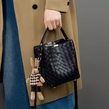 Teksturirana ženska bucket torba, srednje veličine, gradski stil, rame ili crossbody, tkan detalj