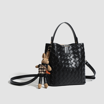 Teksturirana ženska bucket torba, srednje veličine, gradski stil, rame ili crossbody, tkan detalj
