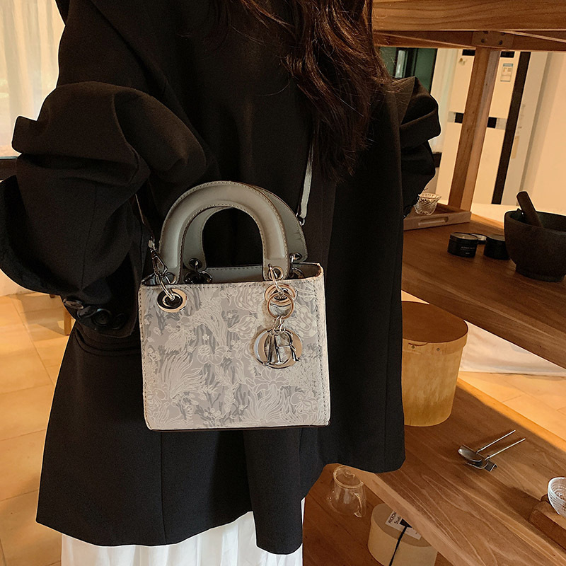 Izšivana ženska torba, 2025, jednostavan retro stil, PU koža, s ručkom za ručno nošenje i remenom preko ramena ili crossbody