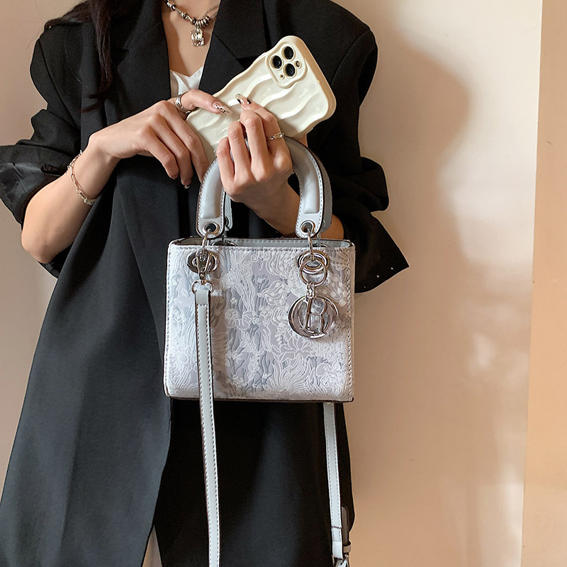 Izšivana ženska torba, 2025, jednostavan retro stil, PU koža, s ručkom za ručno nošenje i remenom preko ramena ili crossbody