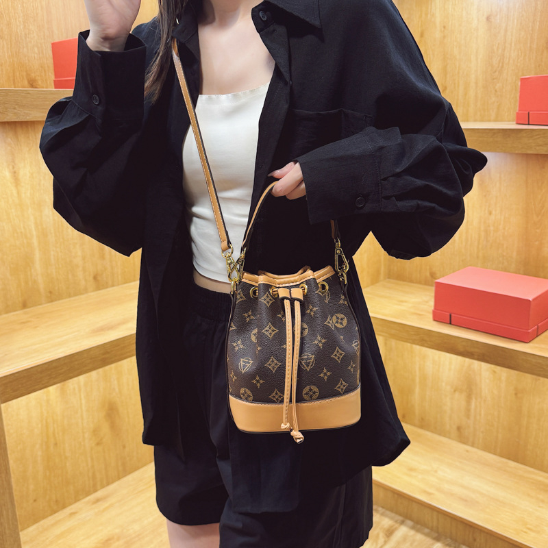 Kožna bucket torba s panelom slova, crossbody za žene, 2025 retro stil