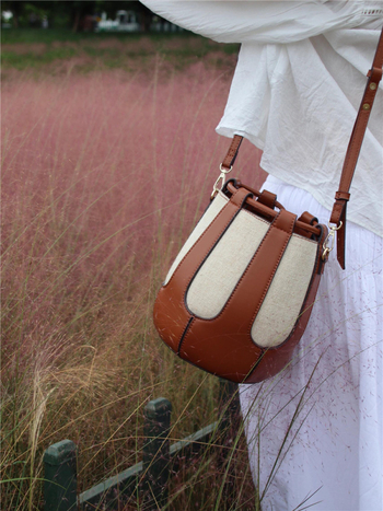 PU ženska bucket torbica, gradski minimalistički stil, kontrastno šivanje, crossbody remen na jedno rame, zatvaranje šnoru, srednje veličine
