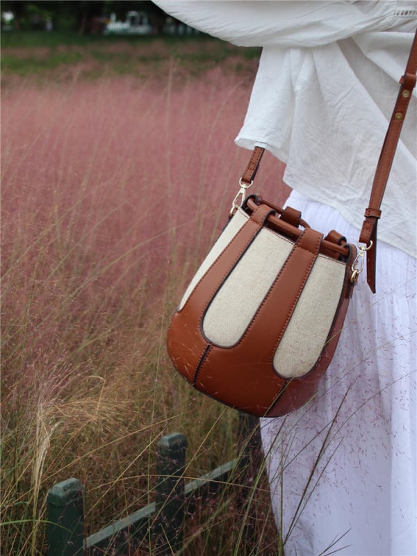 PU ženska bucket torbica, gradski minimalistički stil, kontrastno šivanje, crossbody remen na jedno rame, zatvaranje šnoru, srednje veličine