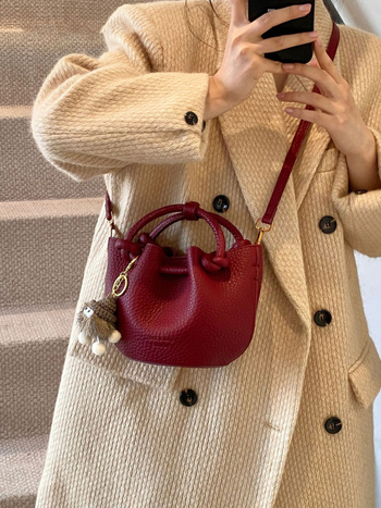Crvena retro ženska mala torbica, jesen-zima 2025 nova verzija, moderna i svestrana crossbody bucket torba od PU materijala