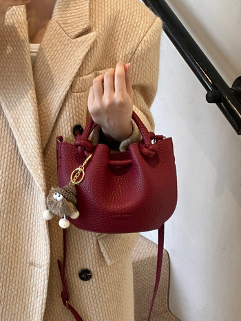 Crvena retro ženska mala torbica, jesen-zima 2025 nova verzija, moderna i svestrana crossbody bucket torba od PU materijala