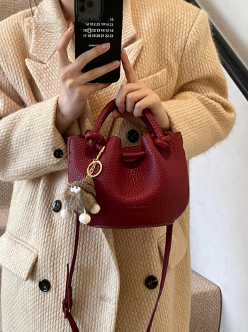 Crvena retro ženska mala torbica, jesen-zima 2025 nova verzija, moderna i svestrana crossbody bucket torba od PU materijala