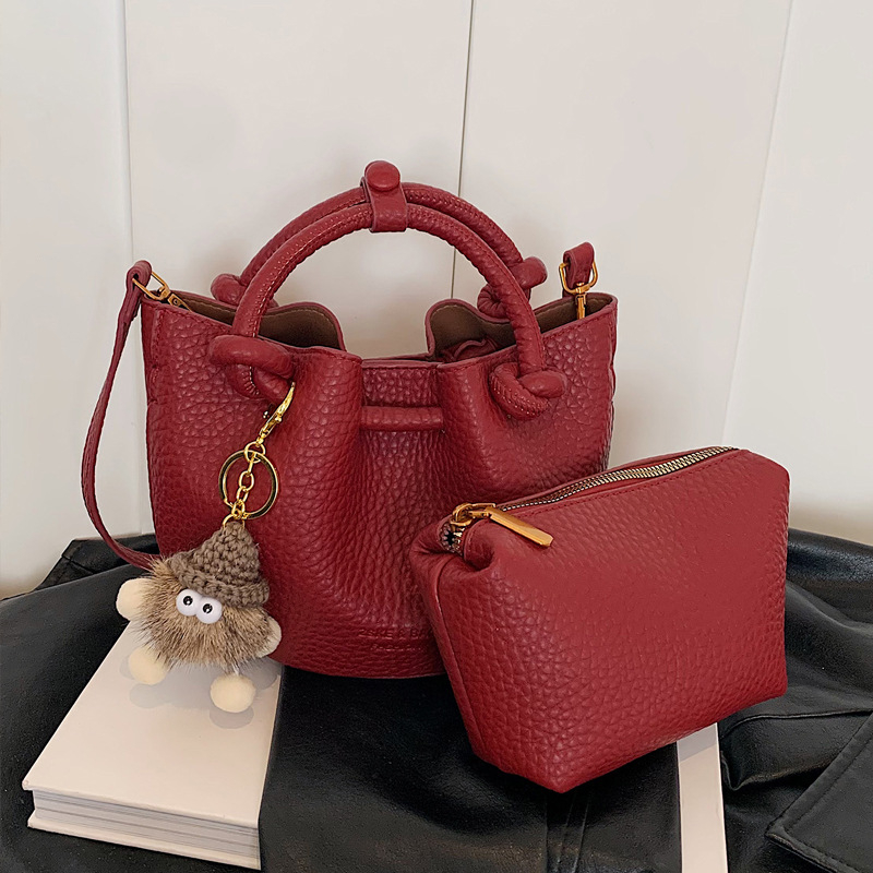 Crvena retro ženska mala torbica, jesen-zima 2025 nova verzija, moderna i svestrana crossbody bucket torba od PU materijala