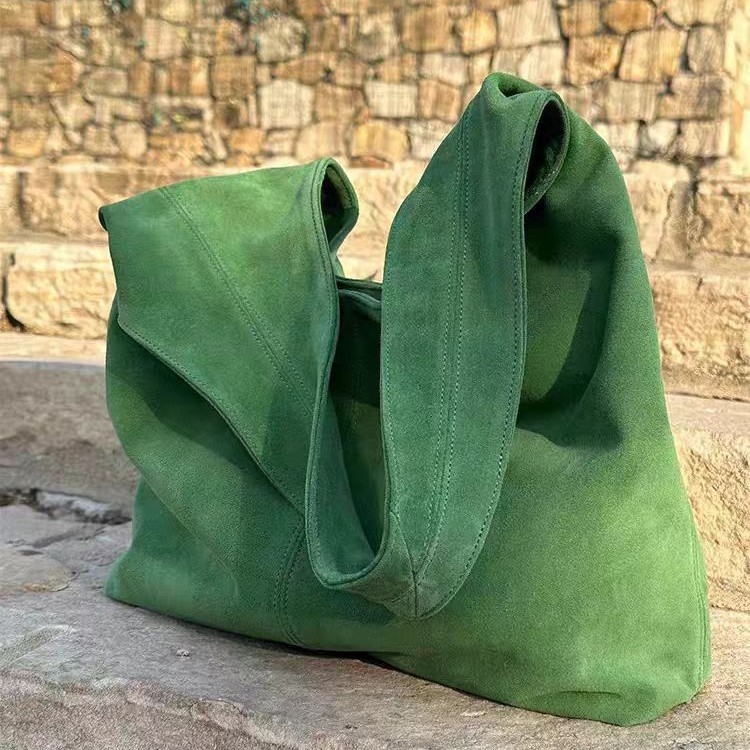 Zelena velurom bucket torba za žene, velika kapaciteta, jednostruki ramenski dizajn, vrhunske kvalitete za svakodnevnu uporabu